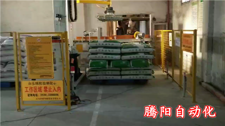 綠豆雜糧小型立柱碼垛機在企業代替人工碼垛