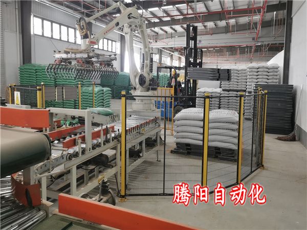 飼料碼垛機器人負責雙線碼垛工作