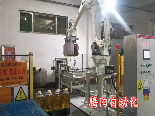 桶裝食用油碼垛機器人能24小時不間斷工作