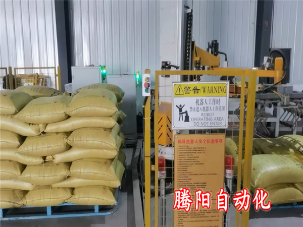 玉米壓片飼料立柱碼垛機占地小中小型企業實現自動化碼垛