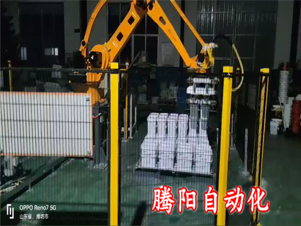 桶裝水溶肥碼垛機器人輕松駕馭生產高峰